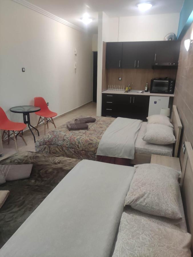 G M 3 Rooms Kentpo In The Heart Of The City 拉里萨 外观 照片